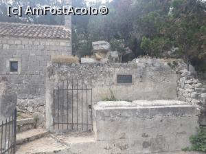 [P25] Și alături mormântul care ne-a impresionat pentru că era al unei mame de treizeci și ceva de ani cu cei doi copii ai ei, foarte mici.  » foto by Aurici
 - 
<span class="allrVoted glyphicon glyphicon-heart hidden" id="av1017345"></span>
<a class="m-l-10 hidden" id="sv1017345" onclick="voting_Foto_DelVot(,1017345,23764)" role="button">șterge vot <span class="glyphicon glyphicon-remove"></span></a>
<a id="v91017345" class=" c-red"  onclick="voting_Foto_SetVot(1017345)" role="button"><span class="glyphicon glyphicon-heart-empty"></span> <b>LIKE</b> = Votează poza</a> <img class="hidden"  id="f1017345W9" src="/imagini/loader.gif" border="0" /><span class="AjErrMes hidden" id="e1017345ErM"></span>