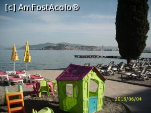 [P12] Locul de joacă pentru bibinaci și o parte din plajă, cu șezlonguri. În fundal, orașul Ohrid » foto by puiutea
 - 
<span class="allrVoted glyphicon glyphicon-heart hidden" id="av975621"></span>
<a class="m-l-10 hidden" id="sv975621" onclick="voting_Foto_DelVot(,975621,23845)" role="button">șterge vot <span class="glyphicon glyphicon-remove"></span></a>
<a id="v9975621" class=" c-red"  onclick="voting_Foto_SetVot(975621)" role="button"><span class="glyphicon glyphicon-heart-empty"></span> <b>LIKE</b> = Votează poza</a> <img class="hidden"  id="f975621W9" src="/imagini/loader.gif" border="0" /><span class="AjErrMes hidden" id="e975621ErM"></span>