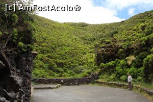 [P03] Insula Terceira, Gruta Algar do Carvao înconjurată de verde, în stânga era intrarea » foto by mprofeanu
 - 
<span class="allrVoted glyphicon glyphicon-heart hidden" id="av995512"></span>
<a class="m-l-10 hidden" id="sv995512" onclick="voting_Foto_DelVot(,995512,23953)" role="button">șterge vot <span class="glyphicon glyphicon-remove"></span></a>
<a id="v9995512" class=" c-red"  onclick="voting_Foto_SetVot(995512)" role="button"><span class="glyphicon glyphicon-heart-empty"></span> <b>LIKE</b> = Votează poza</a> <img class="hidden"  id="f995512W9" src="/imagini/loader.gif" border="0" /><span class="AjErrMes hidden" id="e995512ErM"></span>