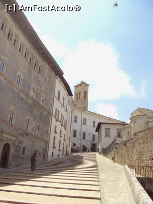 [P27] Scările care dau în Piazza del Duomo - în stânga, Palazzo Ràcani Arroni; în fundal, turnul de la Palazzo Comunale » foto by Carmen Ion
 - 
<span class="allrVoted glyphicon glyphicon-heart hidden" id="av1001510"></span>
<a class="m-l-10 hidden" id="sv1001510" onclick="voting_Foto_DelVot(,1001510,24183)" role="button">șterge vot <span class="glyphicon glyphicon-remove"></span></a>
<a id="v91001510" class=" c-red"  onclick="voting_Foto_SetVot(1001510)" role="button"><span class="glyphicon glyphicon-heart-empty"></span> <b>LIKE</b> = Votează poza</a> <img class="hidden"  id="f1001510W9" src="/imagini/loader.gif" border="0" /><span class="AjErrMes hidden" id="e1001510ErM"></span>