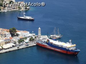 P13 [JUN-2018] De sus: turnul cu ceas, un ferry enorm din Rodos şi iahtul cu care am călătorit în Symi