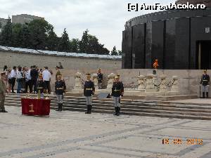 [P01] Bucureşti - La Mormântul Ostaşului Necunoscut, ceremonia depunerii urnei comemorative cu pământ adus de la Plevna.  » foto by iulianic
 - 
<span class="allrVoted glyphicon glyphicon-heart hidden" id="av617815"></span>
<a class="m-l-10 hidden" id="sv617815" onclick="voting_Foto_DelVot(,617815,24257)" role="button">șterge vot <span class="glyphicon glyphicon-remove"></span></a>
<a id="v9617815" class=" c-red"  onclick="voting_Foto_SetVot(617815)" role="button"><span class="glyphicon glyphicon-heart-empty"></span> <b>LIKE</b> = Votează poza</a> <img class="hidden"  id="f617815W9" src="/imagini/loader.gif" border="0" /><span class="AjErrMes hidden" id="e617815ErM"></span>