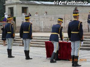 [P09] Bucureşti - Militari ai Corpului de Gardă preiau urna.  » foto by iulianic
 - 
<span class="allrVoted glyphicon glyphicon-heart hidden" id="av617823"></span>
<a class="m-l-10 hidden" id="sv617823" onclick="voting_Foto_DelVot(,617823,24257)" role="button">șterge vot <span class="glyphicon glyphicon-remove"></span></a>
<a id="v9617823" class=" c-red"  onclick="voting_Foto_SetVot(617823)" role="button"><span class="glyphicon glyphicon-heart-empty"></span> <b>LIKE</b> = Votează poza</a> <img class="hidden"  id="f617823W9" src="/imagini/loader.gif" border="0" /><span class="AjErrMes hidden" id="e617823ErM"></span>