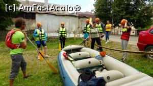 [P01] În timp ce Claudia (doamna de lângă barcă) ne distribuie echipamentul de protecție, Cristi (domnul din stânga), ghid și căpitan de vas, ne face instructajul privind plutăritul.  » foto by Lucien
 - 
<span class="allrVoted glyphicon glyphicon-heart hidden" id="av1011401"></span>
<a class="m-l-10 hidden" id="sv1011401" onclick="voting_Foto_DelVot(,1011401,24354)" role="button">șterge vot <span class="glyphicon glyphicon-remove"></span></a>
<a id="v91011401" class=" c-red"  onclick="voting_Foto_SetVot(1011401)" role="button"><span class="glyphicon glyphicon-heart-empty"></span> <b>LIKE</b> = Votează poza</a> <img class="hidden"  id="f1011401W9" src="/imagini/loader.gif" border="0" /><span class="AjErrMes hidden" id="e1011401ErM"></span>