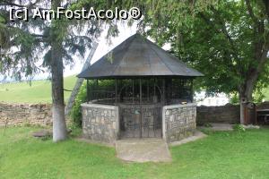 [P14] Mănăstirea Hagigadar, Fântâna cu roată, grilaj de fier forjat și soclu din piatră de râu » foto by mprofeanu
 - 
<span class="allrVoted glyphicon glyphicon-heart hidden" id="av1312298"></span>
<a class="m-l-10 hidden" id="sv1312298" onclick="voting_Foto_DelVot(,1312298,24488)" role="button">șterge vot <span class="glyphicon glyphicon-remove"></span></a>
<a id="v91312298" class=" c-red"  onclick="voting_Foto_SetVot(1312298)" role="button"><span class="glyphicon glyphicon-heart-empty"></span> <b>LIKE</b> = Votează poza</a> <img class="hidden"  id="f1312298W9" src="/imagini/loader.gif" border="0" /><span class="AjErrMes hidden" id="e1312298ErM"></span>