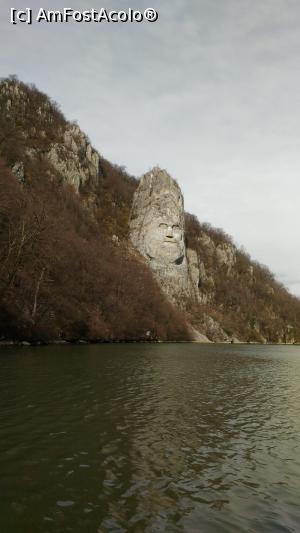 [P04] Aproape de golful Mraconia, se poate observa, săpat în stȃncă, chipul lui Decebal, statuia având dimensiunile 55 m înălţime şi 25 m - lăţime. Statuia este de 3 ori mai înaltă decât Colosul din Rodos, dar e cu 6 metri mai mică decât Statuia Libertăţii din New York. Ideea » foto by balasa violeta
 - 
<span class="allrVoted glyphicon glyphicon-heart hidden" id="av1060272"></span>
<a class="m-l-10 hidden" id="sv1060272" onclick="voting_Foto_DelVot(,1060272,24544)" role="button">șterge vot <span class="glyphicon glyphicon-remove"></span></a>
<a id="v91060272" class=" c-red"  onclick="voting_Foto_SetVot(1060272)" role="button"><span class="glyphicon glyphicon-heart-empty"></span> <b>LIKE</b> = Votează poza</a> <img class="hidden"  id="f1060272W9" src="/imagini/loader.gif" border="0" /><span class="AjErrMes hidden" id="e1060272ErM"></span>