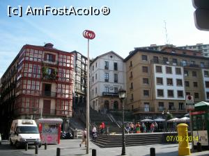 [P19] Piata Unamuno: in stanga Heladeria Capra, deocamdata inchisa, ca e prea dimineata; un indicator de statie de metrou, in prim plan; umbrelele unei terase deschise pentru mic dejun, cafea, etc; scarile care duc la funicular; cladirea alba, din mijloc adaposteste Muzeul de arhitectura.  » foto by cristina47*
 - 
<span class="allrVoted glyphicon glyphicon-heart hidden" id="av838611"></span>
<a class="m-l-10 hidden" id="sv838611" onclick="voting_Foto_DelVot(,838611,24561)" role="button">șterge vot <span class="glyphicon glyphicon-remove"></span></a>
<a id="v9838611" class=" c-red"  onclick="voting_Foto_SetVot(838611)" role="button"><span class="glyphicon glyphicon-heart-empty"></span> <b>LIKE</b> = Votează poza</a> <img class="hidden"  id="f838611W9" src="/imagini/loader.gif" border="0" /><span class="AjErrMes hidden" id="e838611ErM"></span>