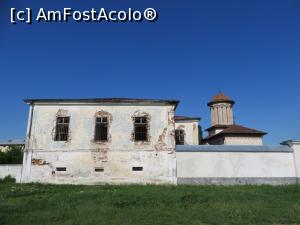 [P07] Mănăstirea Plătărești, Călărași - în stânga e Casa Domnească ridicată de Matei Basarab.  » foto by tata123 🔱
 - 
<span class="allrVoted glyphicon glyphicon-heart hidden" id="av776075"></span>
<a class="m-l-10 hidden" id="sv776075" onclick="voting_Foto_DelVot(,776075,24699)" role="button">șterge vot <span class="glyphicon glyphicon-remove"></span></a>
<a id="v9776075" class=" c-red"  onclick="voting_Foto_SetVot(776075)" role="button"><span class="glyphicon glyphicon-heart-empty"></span> <b>LIKE</b> = Votează poza</a> <img class="hidden"  id="f776075W9" src="/imagini/loader.gif" border="0" /><span class="AjErrMes hidden" id="e776075ErM"></span>