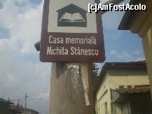 [P02] Casa MEmorială Nichita Stănescu nu avweţicum să nu o găsiţi PLOIEŞTIul e presărat de astfel de indicatoare » foto by RobertCodescu
 - 
<span class="allrVoted glyphicon glyphicon-heart hidden" id="av129511"></span>
<a class="m-l-10 hidden" id="sv129511" onclick="voting_Foto_DelVot(,129511,24869)" role="button">șterge vot <span class="glyphicon glyphicon-remove"></span></a>
<a id="v9129511" class=" c-red"  onclick="voting_Foto_SetVot(129511)" role="button"><span class="glyphicon glyphicon-heart-empty"></span> <b>LIKE</b> = Votează poza</a> <img class="hidden"  id="f129511W9" src="/imagini/loader.gif" border="0" /><span class="AjErrMes hidden" id="e129511ErM"></span>