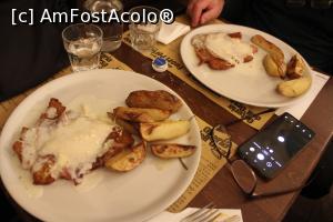 [P29] Bologna, Osteria dell’Orsa, Felul principal, Cotoletta alla Bolognese con patate al forno » foto by mprofeanu
 - 
<span class="allrVoted glyphicon glyphicon-heart hidden" id="av1346585"></span>
<a class="m-l-10 hidden" id="sv1346585" onclick="voting_Foto_DelVot(,1346585,24890)" role="button">șterge vot <span class="glyphicon glyphicon-remove"></span></a>
<a id="v91346585" class=" c-red"  onclick="voting_Foto_SetVot(1346585)" role="button"><span class="glyphicon glyphicon-heart-empty"></span> <b>LIKE</b> = Votează poza</a> <img class="hidden"  id="f1346585W9" src="/imagini/loader.gif" border="0" /><span class="AjErrMes hidden" id="e1346585ErM"></span>