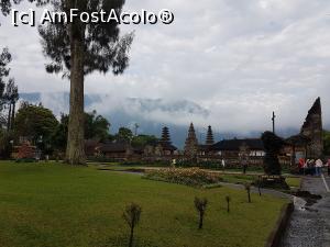 [P21] Pura Ulun Danu Beratan » foto by r-Uca
 - 
<span class="allrVoted glyphicon glyphicon-heart hidden" id="av1058087"></span>
<a class="m-l-10 hidden" id="sv1058087" onclick="voting_Foto_DelVot(,1058087,24939)" role="button">șterge vot <span class="glyphicon glyphicon-remove"></span></a>
<a id="v91058087" class=" c-red"  onclick="voting_Foto_SetVot(1058087)" role="button"><span class="glyphicon glyphicon-heart-empty"></span> <b>LIKE</b> = Votează poza</a> <img class="hidden"  id="f1058087W9" src="/imagini/loader.gif" border="0" /><span class="AjErrMes hidden" id="e1058087ErM"></span>