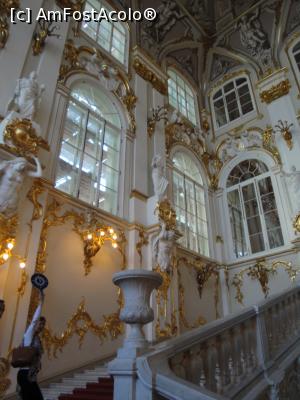 [P02] Scara principala a Ambasadorilor din Palatul de Iarna, capodopera lui Rastrelli. De aici familia imperiala a urmarit ceremonia Bobotezei in Neva, care a celebrat botezul lui Hristos in Iordan.  » foto by geani anto
 - 
<span class="allrVoted glyphicon glyphicon-heart hidden" id="av1137047"></span>
<a class="m-l-10 hidden" id="sv1137047" onclick="voting_Foto_DelVot(,1137047,25186)" role="button">șterge vot <span class="glyphicon glyphicon-remove"></span></a>
<a id="v91137047" class=" c-red"  onclick="voting_Foto_SetVot(1137047)" role="button"><span class="glyphicon glyphicon-heart-empty"></span> <b>LIKE</b> = Votează poza</a> <img class="hidden"  id="f1137047W9" src="/imagini/loader.gif" border="0" /><span class="AjErrMes hidden" id="e1137047ErM"></span>