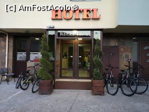 [P02] Intrarea în hotel și bicicletele de închiriat » foto by crismis
 - 
<span class="allrVoted glyphicon glyphicon-heart hidden" id="av1074751"></span>
<a class="m-l-10 hidden" id="sv1074751" onclick="voting_Foto_DelVot(,1074751,25193)" role="button">șterge vot <span class="glyphicon glyphicon-remove"></span></a>
<a id="v91074751" class=" c-red"  onclick="voting_Foto_SetVot(1074751)" role="button"><span class="glyphicon glyphicon-heart-empty"></span> <b>LIKE</b> = Votează poza</a> <img class="hidden"  id="f1074751W9" src="/imagini/loader.gif" border="0" /><span class="AjErrMes hidden" id="e1074751ErM"></span>