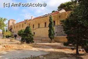 [P12] Creta, Peninsula Akrotiri, Monastery Gouvernetos, Zidul din clădiri ce protejază Biserica, mergem pe lângă el pentru a ajunge la Peștera Ursului... » foto by mprofeanu
 - 
<span class="allrVoted glyphicon glyphicon-heart hidden" id="av1276310"></span>
<a class="m-l-10 hidden" id="sv1276310" onclick="voting_Foto_DelVot(,1276310,25424)" role="button">șterge vot <span class="glyphicon glyphicon-remove"></span></a>
<a id="v91276310" class=" c-red"  onclick="voting_Foto_SetVot(1276310)" role="button"><span class="glyphicon glyphicon-heart-empty"></span> <b>LIKE</b> = Votează poza</a> <img class="hidden"  id="f1276310W9" src="/imagini/loader.gif" border="0" /><span class="AjErrMes hidden" id="e1276310ErM"></span>