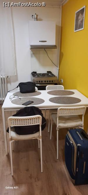 [P06] Timișoara, Apartamentul „7 min from city center”, Bucătăria, Masa, Aragazul și Hota lui » foto by mprofeanu
 - 
<span class="allrVoted glyphicon glyphicon-heart hidden" id="av1495422"></span>
<a class="m-l-10 hidden" id="sv1495422" onclick="voting_Foto_DelVot(,1495422,25464)" role="button">șterge vot <span class="glyphicon glyphicon-remove"></span></a>
<a id="v91495422" class=" c-red"  onclick="voting_Foto_SetVot(1495422)" role="button"><span class="glyphicon glyphicon-heart-empty"></span> <b>LIKE</b> = Votează poza</a> <img class="hidden"  id="f1495422W9" src="/imagini/loader.gif" border="0" /><span class="AjErrMes hidden" id="e1495422ErM"></span>