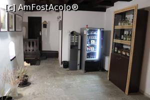 [P21] Veliko Tarnovo, HiStory INN Unique Guest House, Holul din fața Sălii de Mese și a Bucătăriei cu Automate de cafea, răcoritoare, Vitrina cu vinuri, în față sunt camerele E și F » foto by mprofeanu
 - 
<span class="allrVoted glyphicon glyphicon-heart hidden" id="av1262022"></span>
<a class="m-l-10 hidden" id="sv1262022" onclick="voting_Foto_DelVot(,1262022,25596)" role="button">șterge vot <span class="glyphicon glyphicon-remove"></span></a>
<a id="v91262022" class=" c-red"  onclick="voting_Foto_SetVot(1262022)" role="button"><span class="glyphicon glyphicon-heart-empty"></span> <b>LIKE</b> = Votează poza</a> <img class="hidden"  id="f1262022W9" src="/imagini/loader.gif" border="0" /><span class="AjErrMes hidden" id="e1262022ErM"></span>