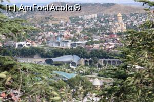 P05 [SEP-2019] Georgia, Tbilisi, În centru Palatul Prezidențial cel cu cupola albastră, Sala de Concerte Rike (cele două tuburi) și Podul Păcii, în dreapta Catedrala Sfânta Treime văzute de la Cetatea Narikala