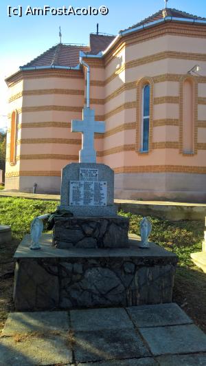 [P17] Monumentul eroilor de lângă biserica din Ruși » foto by AZE
 - 
<span class="allrVoted glyphicon glyphicon-heart hidden" id="av915850"></span>
<a class="m-l-10 hidden" id="sv915850" onclick="voting_Foto_DelVot(,915850,25777)" role="button">șterge vot <span class="glyphicon glyphicon-remove"></span></a>
<a id="v9915850" class=" c-red"  onclick="voting_Foto_SetVot(915850)" role="button"><span class="glyphicon glyphicon-heart-empty"></span> <b>LIKE</b> = Votează poza</a> <img class="hidden"  id="f915850W9" src="/imagini/loader.gif" border="0" /><span class="AjErrMes hidden" id="e915850ErM"></span>