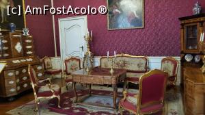 [P27] <strong>Salonul Maria Tereza</strong>, numit dupa regina Ungariei, al carei portret atarna pe perete, are mobilierul  din vremea familiei regale: un cabinet cu inscriptii de fildes, o masa germana, un dulap de colt incrustat in stil neo baroc si o comoda maghiara. » foto by geani anto
 - 
<span class="allrVoted glyphicon glyphicon-heart hidden" id="av1333321"></span>
<a class="m-l-10 hidden" id="sv1333321" onclick="voting_Foto_DelVot(,1333321,25784)" role="button">șterge vot <span class="glyphicon glyphicon-remove"></span></a>
<a id="v91333321" class=" c-red"  onclick="voting_Foto_SetVot(1333321)" role="button"><span class="glyphicon glyphicon-heart-empty"></span> <b>LIKE</b> = Votează poza</a> <img class="hidden"  id="f1333321W9" src="/imagini/loader.gif" border="0" /><span class="AjErrMes hidden" id="e1333321ErM"></span>