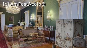 [P31] <strong>Salonul Alb</strong> este una dintre cele mai impunatoare camere ale palatului. Punctele sale principale sunt parchetul din stejar incrustat cu mahon si artar, dar si tavanul din stuc aurit, cu initialele prenumelor Mary si Tassilo, in cele patru colturi. Usa aurita, ramele ferestrelor si semineul alb cu oglinda venetiana de deasupra ei incadrata in alb si auriu, fac ca salonul sa iasa in evidenta fata de celelalte camere ale palatului. » foto by geani anto
 - 
<span class="allrVoted glyphicon glyphicon-heart hidden" id="av1333325"></span>
<a class="m-l-10 hidden" id="sv1333325" onclick="voting_Foto_DelVot(,1333325,25784)" role="button">șterge vot <span class="glyphicon glyphicon-remove"></span></a>
<a id="v91333325" class=" c-red"  onclick="voting_Foto_SetVot(1333325)" role="button"><span class="glyphicon glyphicon-heart-empty"></span> <b>LIKE</b> = Votează poza</a> <img class="hidden"  id="f1333325W9" src="/imagini/loader.gif" border="0" /><span class="AjErrMes hidden" id="e1333325ErM"></span>