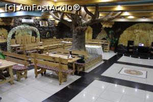 [P06] Armenia, Goris, Restaurantul Zangezur, Sala cu plante și un pom, toate artificiale, se văd boxele, mesenii erau în dreapta și nu m-au lăsat să pozez...  » foto by mprofeanu
 - 
<span class="allrVoted glyphicon glyphicon-heart hidden" id="av1119151"></span>
<a class="m-l-10 hidden" id="sv1119151" onclick="voting_Foto_DelVot(,1119151,25838)" role="button">șterge vot <span class="glyphicon glyphicon-remove"></span></a>
<a id="v91119151" class=" c-red"  onclick="voting_Foto_SetVot(1119151)" role="button"><span class="glyphicon glyphicon-heart-empty"></span> <b>LIKE</b> = Votează poza</a> <img class="hidden"  id="f1119151W9" src="/imagini/loader.gif" border="0" /><span class="AjErrMes hidden" id="e1119151ErM"></span>