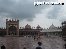 [P01] Fatehpur Sikri - si templul (cel alb) » foto by ghecamelia
 - 
<span class="allrVoted glyphicon glyphicon-heart hidden" id="av121232"></span>
<a class="m-l-10 hidden" id="sv121232" onclick="voting_Foto_DelVot(,121232,26028)" role="button">șterge vot <span class="glyphicon glyphicon-remove"></span></a>
<a id="v9121232" class=" c-red"  onclick="voting_Foto_SetVot(121232)" role="button"><span class="glyphicon glyphicon-heart-empty"></span> <b>LIKE</b> = Votează poza</a> <img class="hidden"  id="f121232W9" src="/imagini/loader.gif" border="0" /><span class="AjErrMes hidden" id="e121232ErM"></span>