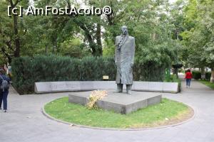 [P44] Yerevan, Statuia lui William Saroyan, romancier, dramaturg și scriitor de povești scurte armeno-americane.  » foto by mprofeanu
 - 
<span class="allrVoted glyphicon glyphicon-heart hidden" id="av1139050"></span>
<a class="m-l-10 hidden" id="sv1139050" onclick="voting_Foto_DelVot(,1139050,26066)" role="button">șterge vot <span class="glyphicon glyphicon-remove"></span></a>
<a id="v91139050" class=" c-red"  onclick="voting_Foto_SetVot(1139050)" role="button"><span class="glyphicon glyphicon-heart-empty"></span> <b>LIKE</b> = Votează poza</a> <img class="hidden"  id="f1139050W9" src="/imagini/loader.gif" border="0" /><span class="AjErrMes hidden" id="e1139050ErM"></span>