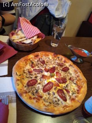 [P08] Pizzeria Via del Amore, pizza casei, focaccia și sosul foarte gustos » foto by Dragoș_MD
 - 
<span class="allrVoted glyphicon glyphicon-heart hidden" id="av1141635"></span>
<a class="m-l-10 hidden" id="sv1141635" onclick="voting_Foto_DelVot(,1141635,26100)" role="button">șterge vot <span class="glyphicon glyphicon-remove"></span></a>
<a id="v91141635" class=" c-red"  onclick="voting_Foto_SetVot(1141635)" role="button"><span class="glyphicon glyphicon-heart-empty"></span> <b>LIKE</b> = Votează poza</a> <img class="hidden"  id="f1141635W9" src="/imagini/loader.gif" border="0" /><span class="AjErrMes hidden" id="e1141635ErM"></span>