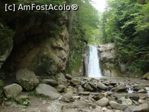 [P25] În stânga se poate observa o mică deschizătură în peretele de stâncă; conform legendei, acolo se afla ascunzătoarea haiducului Gheorghilaș.  » foto by Floryn81
 - 
<span class="allrVoted glyphicon glyphicon-heart hidden" id="av814096"></span>
<a class="m-l-10 hidden" id="sv814096" onclick="voting_Foto_DelVot(,814096,26151)" role="button">șterge vot <span class="glyphicon glyphicon-remove"></span></a>
<a id="v9814096" class=" c-red"  onclick="voting_Foto_SetVot(814096)" role="button"><span class="glyphicon glyphicon-heart-empty"></span> <b>LIKE</b> = Votează poza</a> <img class="hidden"  id="f814096W9" src="/imagini/loader.gif" border="0" /><span class="AjErrMes hidden" id="e814096ErM"></span>