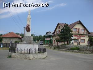 [P03] Din centrul localității Năeni mai aveam de parcurs patru kilometri până la Biserica dintr-o piatră, primul nostru obiectiv din acea zi.  » foto by Floryn81
 - 
<span class="allrVoted glyphicon glyphicon-heart hidden" id="av821782"></span>
<a class="m-l-10 hidden" id="sv821782" onclick="voting_Foto_DelVot(,821782,26152)" role="button">șterge vot <span class="glyphicon glyphicon-remove"></span></a>
<a id="v9821782" class=" c-red"  onclick="voting_Foto_SetVot(821782)" role="button"><span class="glyphicon glyphicon-heart-empty"></span> <b>LIKE</b> = Votează poza</a> <img class="hidden"  id="f821782W9" src="/imagini/loader.gif" border="0" /><span class="AjErrMes hidden" id="e821782ErM"></span>