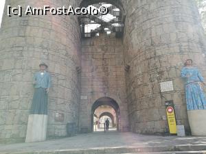 [P03] Puerta San Vicente, intrarea în Poble Espanyol, străjuită de cei doi „gigantes”, Clara și Marcel (o poză nu prea reușită, din cauza luminii...)  » foto by crismis
 - 
<span class="allrVoted glyphicon glyphicon-heart hidden" id="av1141495"></span>
<a class="m-l-10 hidden" id="sv1141495" onclick="voting_Foto_DelVot(,1141495,26218)" role="button">șterge vot <span class="glyphicon glyphicon-remove"></span></a>
<a id="v91141495" class=" c-red"  onclick="voting_Foto_SetVot(1141495)" role="button"><span class="glyphicon glyphicon-heart-empty"></span> <b>LIKE</b> = Votează poza</a> <img class="hidden"  id="f1141495W9" src="/imagini/loader.gif" border="0" /><span class="AjErrMes hidden" id="e1141495ErM"></span>