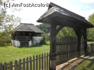 [P11] Muzeul Satului Vâlcean - Poartă cu stâlpi încrustați. » foto by iulianic
 - 
<span class="allrVoted glyphicon glyphicon-heart hidden" id="av1253614"></span>
<a class="m-l-10 hidden" id="sv1253614" onclick="voting_Foto_DelVot(,1253614,26230)" role="button">șterge vot <span class="glyphicon glyphicon-remove"></span></a>
<a id="v91253614" class=" c-red"  onclick="voting_Foto_SetVot(1253614)" role="button"><span class="glyphicon glyphicon-heart-empty"></span> <b>LIKE</b> = Votează poza</a> <img class="hidden"  id="f1253614W9" src="/imagini/loader.gif" border="0" /><span class="AjErrMes hidden" id="e1253614ErM"></span>