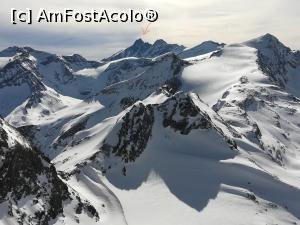 [P11] Vârful Grossglockner (cu săgeata roșie), cel mai inalt vârf din Austria, văzut de pe platforma panoramica » foto by Mika
 - 
<span class="allrVoted glyphicon glyphicon-heart hidden" id="av1155845"></span>
<a class="m-l-10 hidden" id="sv1155845" onclick="voting_Foto_DelVot(,1155845,26259)" role="button">șterge vot <span class="glyphicon glyphicon-remove"></span></a>
<a id="v91155845" class=" c-red"  onclick="voting_Foto_SetVot(1155845)" role="button"><span class="glyphicon glyphicon-heart-empty"></span> <b>LIKE</b> = Votează poza</a> <img class="hidden"  id="f1155845W9" src="/imagini/loader.gif" border="0" /><span class="AjErrMes hidden" id="e1155845ErM"></span>