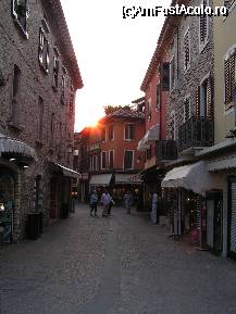 [P03] Sirmione - Lago di Garda.
Magazine cu suveniruri pe aleile inguste ale orasului. » foto by presario
 - 
<span class="allrVoted glyphicon glyphicon-heart hidden" id="av44644"></span>
<a class="m-l-10 hidden" id="sv44644" onclick="voting_Foto_DelVot(,44644,26299)" role="button">șterge vot <span class="glyphicon glyphicon-remove"></span></a>
<a id="v944644" class=" c-red"  onclick="voting_Foto_SetVot(44644)" role="button"><span class="glyphicon glyphicon-heart-empty"></span> <b>LIKE</b> = Votează poza</a> <img class="hidden"  id="f44644W9" src="/imagini/loader.gif" border="0" /><span class="AjErrMes hidden" id="e44644ErM"></span>