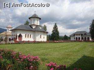 [P05] În imagine se observă biserica mare a mănăstirii, iar în partea dreaptă se află Casa duhovnicului. Pe fundal (în spatele bisericii) se remarcă un altar de vară aflat în construcție.  » foto by Floryn81
 - 
<span class="allrVoted glyphicon glyphicon-heart hidden" id="av783745"></span>
<a class="m-l-10 hidden" id="sv783745" onclick="voting_Foto_DelVot(,783745,26306)" role="button">șterge vot <span class="glyphicon glyphicon-remove"></span></a>
<a id="v9783745" class=" c-red"  onclick="voting_Foto_SetVot(783745)" role="button"><span class="glyphicon glyphicon-heart-empty"></span> <b>LIKE</b> = Votează poza</a> <img class="hidden"  id="f783745W9" src="/imagini/loader.gif" border="0" /><span class="AjErrMes hidden" id="e783745ErM"></span>