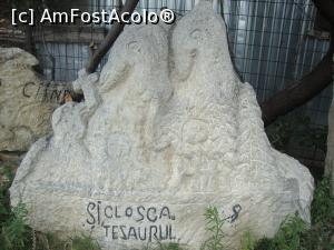 [P27] O altă sculptură realizată de Ion Moacă este o reprezentare a celebrului tezaur de la Pietroasele. De aici am plecat spre locul unde a fost descoperit celebrul tezaur.  » foto by Floryn81
 - 
<span class="allrVoted glyphicon glyphicon-heart hidden" id="av767637"></span>
<a class="m-l-10 hidden" id="sv767637" onclick="voting_Foto_DelVot(,767637,26347)" role="button">șterge vot <span class="glyphicon glyphicon-remove"></span></a>
<a id="v9767637" class=" c-red"  onclick="voting_Foto_SetVot(767637)" role="button"><span class="glyphicon glyphicon-heart-empty"></span> <b>LIKE</b> = Votează poza</a> <img class="hidden"  id="f767637W9" src="/imagini/loader.gif" border="0" /><span class="AjErrMes hidden" id="e767637ErM"></span>