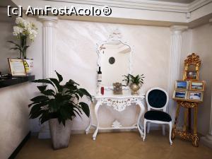 [P19] În holul recepției (biroul în stânga, restaurantul în dreapta) » foto by crismis
 - 
<span class="allrVoted glyphicon glyphicon-heart hidden" id="av1237657"></span>
<a class="m-l-10 hidden" id="sv1237657" onclick="voting_Foto_DelVot(,1237657,26397)" role="button">șterge vot <span class="glyphicon glyphicon-remove"></span></a>
<a id="v91237657" class=" c-red"  onclick="voting_Foto_SetVot(1237657)" role="button"><span class="glyphicon glyphicon-heart-empty"></span> <b>LIKE</b> = Votează poza</a> <img class="hidden"  id="f1237657W9" src="/imagini/loader.gif" border="0" /><span class="AjErrMes hidden" id="e1237657ErM"></span>