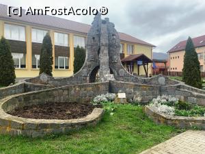 [P11] Un alt monument din cemtru construit în fața unei școli » foto by AZE
 - 
<span class="allrVoted glyphicon glyphicon-heart hidden" id="av1359923"></span>
<a class="m-l-10 hidden" id="sv1359923" onclick="voting_Foto_DelVot(,1359923,26498)" role="button">șterge vot <span class="glyphicon glyphicon-remove"></span></a>
<a id="v91359923" class=" c-red"  onclick="voting_Foto_SetVot(1359923)" role="button"><span class="glyphicon glyphicon-heart-empty"></span> <b>LIKE</b> = Votează poza</a> <img class="hidden"  id="f1359923W9" src="/imagini/loader.gif" border="0" /><span class="AjErrMes hidden" id="e1359923ErM"></span>