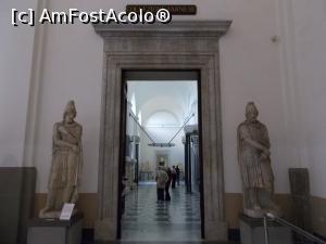 [P01] Străbunii noștri daci, aflați la intrarea în Galeria Farnese a Muzeului de Arheologie, Napoli. Deși sunt menționați ca prizonieri, aceștia nu sunt cu mâinile legate.  » foto by mihaelavoicu
 - 
<span class="allrVoted glyphicon glyphicon-heart hidden" id="av918162"></span>
<a class="m-l-10 hidden" id="sv918162" onclick="voting_Foto_DelVot(,918162,26555)" role="button">șterge vot <span class="glyphicon glyphicon-remove"></span></a>
<a id="v9918162" class=" c-red"  onclick="voting_Foto_SetVot(918162)" role="button"><span class="glyphicon glyphicon-heart-empty"></span> <b>LIKE</b> = Votează poza</a> <img class="hidden"  id="f918162W9" src="/imagini/loader.gif" border="0" /><span class="AjErrMes hidden" id="e918162ErM"></span>