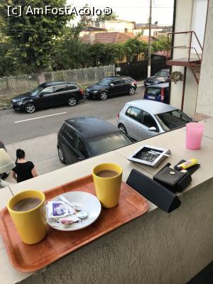 [P23] Pe balcon, dimi, jos se vede fata de la recepție. Cele două căni galbene erau cu cafea fierbinte, cadou de la fată. » foto by krisstinna
 - 
<span class="allrVoted glyphicon glyphicon-heart hidden" id="av1190439"></span>
<a class="m-l-10 hidden" id="sv1190439" onclick="voting_Foto_DelVot(,1190439,26573)" role="button">șterge vot <span class="glyphicon glyphicon-remove"></span></a>
<a id="v91190439" class=" c-red"  onclick="voting_Foto_SetVot(1190439)" role="button"><span class="glyphicon glyphicon-heart-empty"></span> <b>LIKE</b> = Votează poza</a> <img class="hidden"  id="f1190439W9" src="/imagini/loader.gif" border="0" /><span class="AjErrMes hidden" id="e1190439ErM"></span>