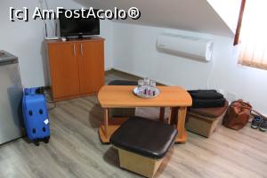 [P12] Sasca Montană, Casa Borcean, Camera triplă, măsuța la care ne beam cafeaua de dimineață, aerul condiționat l-am folosit puțin » foto by mprofeanu
 - 
<span class="allrVoted glyphicon glyphicon-heart hidden" id="av1190486"></span>
<a class="m-l-10 hidden" id="sv1190486" onclick="voting_Foto_DelVot(,1190486,26576)" role="button">șterge vot <span class="glyphicon glyphicon-remove"></span></a>
<a id="v91190486" class=" c-red"  onclick="voting_Foto_SetVot(1190486)" role="button"><span class="glyphicon glyphicon-heart-empty"></span> <b>LIKE</b> = Votează poza</a> <img class="hidden"  id="f1190486W9" src="/imagini/loader.gif" border="0" /><span class="AjErrMes hidden" id="e1190486ErM"></span>