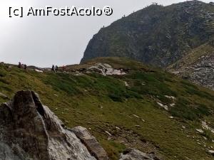 [P18] De la Ochiul spre Lacrima, acolo sus unde se văd oameni, este singurul punct de unde se pot vedea 6 din cele 7 lacuri. Dar se pot fotografia doar 5. Eu eram singura care ma duceam, ceilalți de pe potecă se întorceau. » foto by Aurici
 - 
<span class="allrVoted glyphicon glyphicon-heart hidden" id="av1191344"></span>
<a class="m-l-10 hidden" id="sv1191344" onclick="voting_Foto_DelVot(,1191344,26584)" role="button">șterge vot <span class="glyphicon glyphicon-remove"></span></a>
<a id="v91191344" class=" c-red"  onclick="voting_Foto_SetVot(1191344)" role="button"><span class="glyphicon glyphicon-heart-empty"></span> <b>LIKE</b> = Votează poza</a> <img class="hidden"  id="f1191344W9" src="/imagini/loader.gif" border="0" /><span class="AjErrMes hidden" id="e1191344ErM"></span>