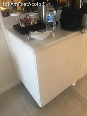 P38 [SEP-2020] Barut Fethiye - un hotel aproape perfect - minibarul şi setul de preparare a ceaiului şi cafelei