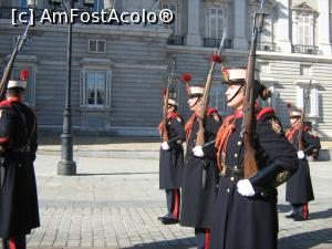 [P03] Guardia Real. Se poate vedea si o fata in prim plan.  » foto by cristina47*
 - 
<span class="allrVoted glyphicon glyphicon-heart hidden" id="av722868"></span>
<a class="m-l-10 hidden" id="sv722868" onclick="voting_Foto_DelVot(,722868,26699)" role="button">șterge vot <span class="glyphicon glyphicon-remove"></span></a>
<a id="v9722868" class=" c-red"  onclick="voting_Foto_SetVot(722868)" role="button"><span class="glyphicon glyphicon-heart-empty"></span> <b>LIKE</b> = Votează poza</a> <img class="hidden"  id="f722868W9" src="/imagini/loader.gif" border="0" /><span class="AjErrMes hidden" id="e722868ErM"></span>