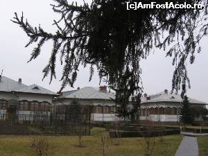 [P02] În prima curte interioară se află câteva case construite în anii 40 - Mănăstirea Samurcășești.  » foto by tata123 🔱
 - 
<span class="allrVoted glyphicon glyphicon-heart hidden" id="av616281"></span>
<a class="m-l-10 hidden" id="sv616281" onclick="voting_Foto_DelVot(,616281,26723)" role="button">șterge vot <span class="glyphicon glyphicon-remove"></span></a>
<a id="v9616281" class=" c-red"  onclick="voting_Foto_SetVot(616281)" role="button"><span class="glyphicon glyphicon-heart-empty"></span> <b>LIKE</b> = Votează poza</a> <img class="hidden"  id="f616281W9" src="/imagini/loader.gif" border="0" /><span class="AjErrMes hidden" id="e616281ErM"></span>