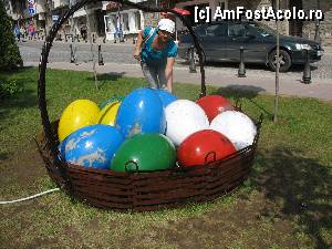 P03 [MAY-2013] Coşurile cu ouă colorate au fost puse în toate locurile publice importante din oraş. Aici, în Piaţa Ţar Asan