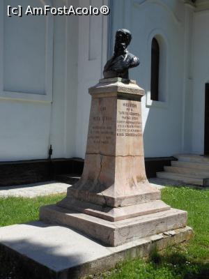 [P05] Mănăstirea Sihastru - Bustul lui Nicu Ifrim lângă intrarea în biserică. » foto by iulianic
 - 
<span class="allrVoted glyphicon glyphicon-heart hidden" id="av1232106"></span>
<a class="m-l-10 hidden" id="sv1232106" onclick="voting_Foto_DelVot(,1232106,26872)" role="button">șterge vot <span class="glyphicon glyphicon-remove"></span></a>
<a id="v91232106" class=" c-red"  onclick="voting_Foto_SetVot(1232106)" role="button"><span class="glyphicon glyphicon-heart-empty"></span> <b>LIKE</b> = Votează poza</a> <img class="hidden"  id="f1232106W9" src="/imagini/loader.gif" border="0" /><span class="AjErrMes hidden" id="e1232106ErM"></span>