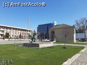 [P05] Casa Dosoftei, fațada vestică. În stânga: Casa Pătrată, Magazinul Moldova. În prim plan: Monumentul lui Dosoftei » foto by adso
 - 
<span class="allrVoted glyphicon glyphicon-heart hidden" id="av1267295"></span>
<a class="m-l-10 hidden" id="sv1267295" onclick="voting_Foto_DelVot(,1267295,27203)" role="button">șterge vot <span class="glyphicon glyphicon-remove"></span></a>
<a id="v91267295" class=" c-red"  onclick="voting_Foto_SetVot(1267295)" role="button"><span class="glyphicon glyphicon-heart-empty"></span> <b>LIKE</b> = Votează poza</a> <img class="hidden"  id="f1267295W9" src="/imagini/loader.gif" border="0" /><span class="AjErrMes hidden" id="e1267295ErM"></span>