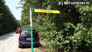 [P03] După ieșirea din localitatea Emen, șoseaua face la stânga. 
Observăm indicatorul ce ne îndreaptă către Eco-potecă. 
Adică către eco-traseul ce trebuie să-l luăm la pas.  » foto by bog68
 - 
<span class="allrVoted glyphicon glyphicon-heart hidden" id="av373131"></span>
<a class="m-l-10 hidden" id="sv373131" onclick="voting_Foto_DelVot(,373131,27237)" role="button">șterge vot <span class="glyphicon glyphicon-remove"></span></a>
<a id="v9373131" class=" c-red"  onclick="voting_Foto_SetVot(373131)" role="button"><span class="glyphicon glyphicon-heart-empty"></span> <b>LIKE</b> = Votează poza</a> <img class="hidden"  id="f373131W9" src="/imagini/loader.gif" border="0" /><span class="AjErrMes hidden" id="e373131ErM"></span>
