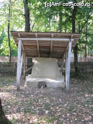 [P14] În curtea unei gospodării - Muzeul Satului Vrâncean - Crângul Petrești.  » foto by tata123 🔱
 - 
<span class="allrVoted glyphicon glyphicon-heart hidden" id="av702578"></span>
<a class="m-l-10 hidden" id="sv702578" onclick="voting_Foto_DelVot(,702578,27334)" role="button">șterge vot <span class="glyphicon glyphicon-remove"></span></a>
<a id="v9702578" class=" c-red"  onclick="voting_Foto_SetVot(702578)" role="button"><span class="glyphicon glyphicon-heart-empty"></span> <b>LIKE</b> = Votează poza</a> <img class="hidden"  id="f702578W9" src="/imagini/loader.gif" border="0" /><span class="AjErrMes hidden" id="e702578ErM"></span>